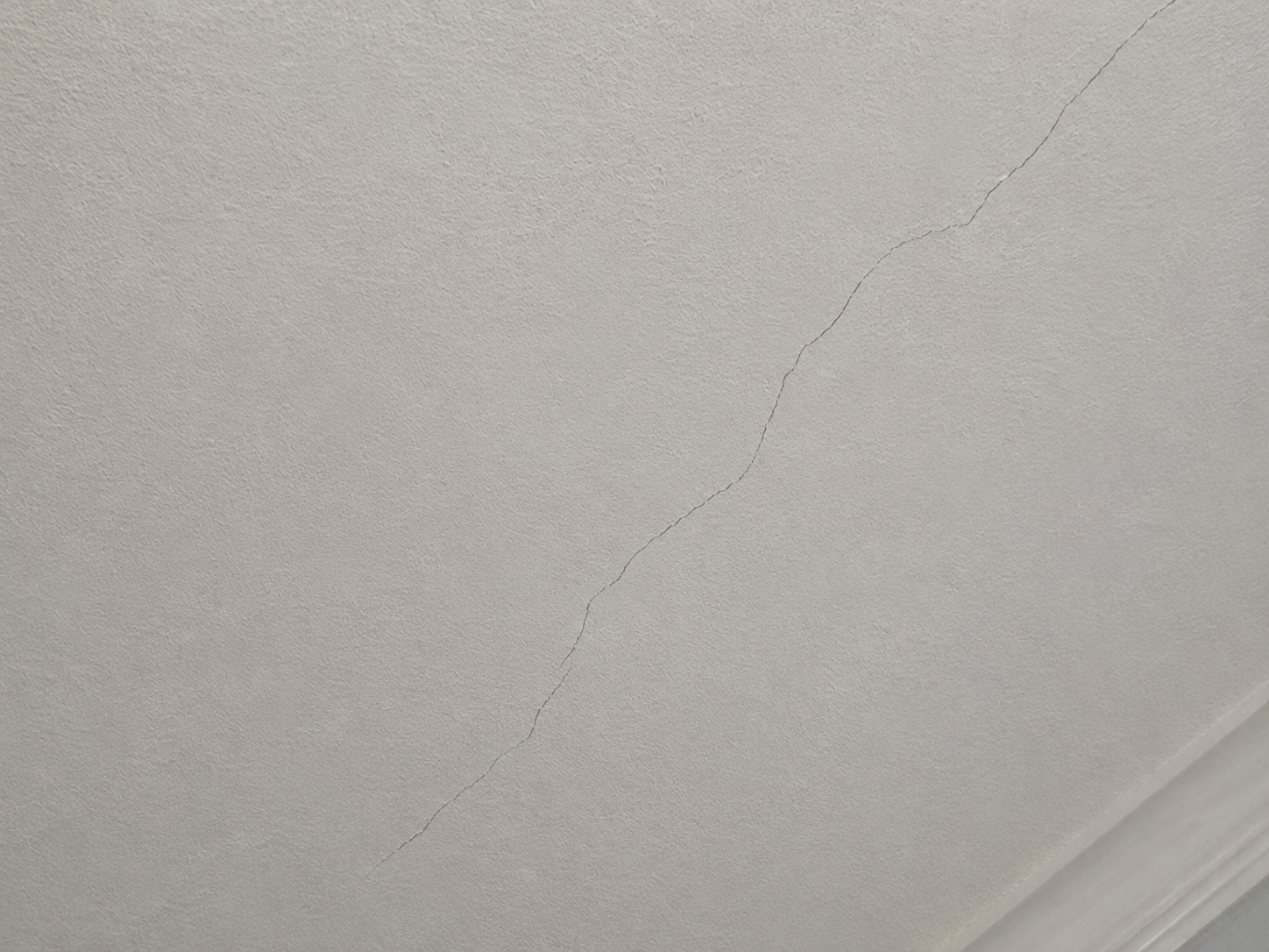 Freedom Painting & Drywall Finishing expertly repairs ceiling cracks in Columbus, Ohio homes.